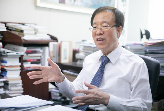 이석연 前법제처장·법무법인 서울 대표변호사  박동욱기자 fufus@